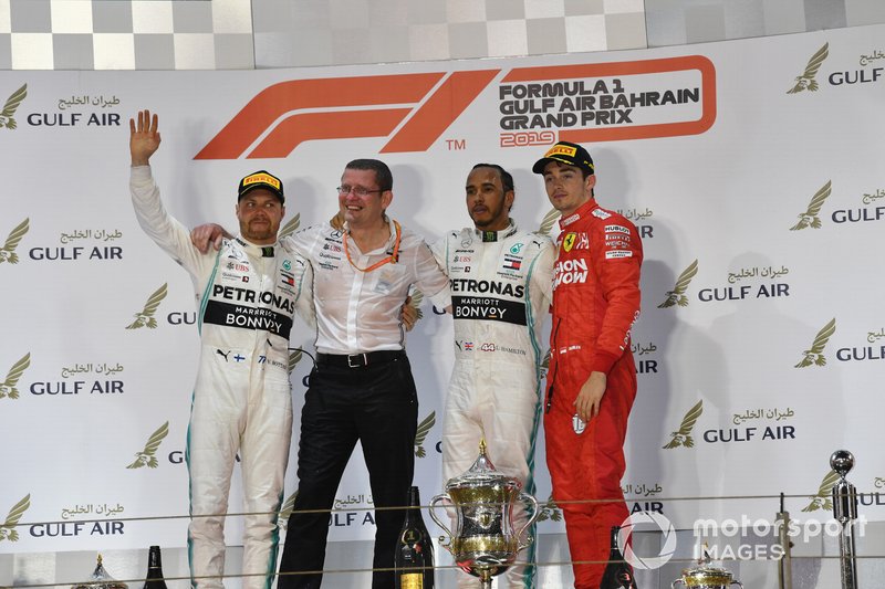 Valtteri Bottas, Mercedes AMG F1, 2° classificato, Andy Cowell, Managing Director, HPP, Mercedes AMG, Lewis Hamilton, Mercedes AMG F1, 1° classificato, e Charles Leclerc, Ferrari, 3° classificato, sul podio