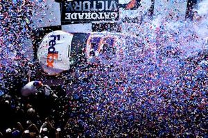 Denny Hamlin, Joe Gibbs Racing, Toyota Camry FedEx Express gana