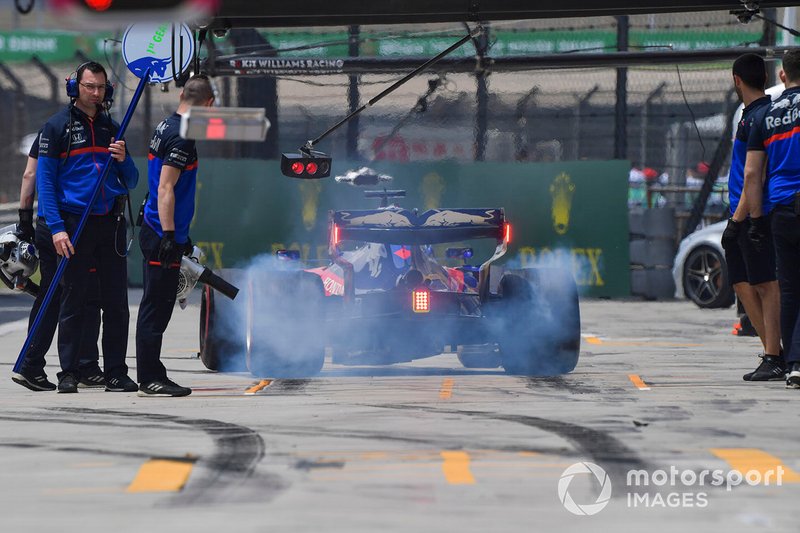 Daniil Kvyat, Toro Rosso STR14, in the pits during practice