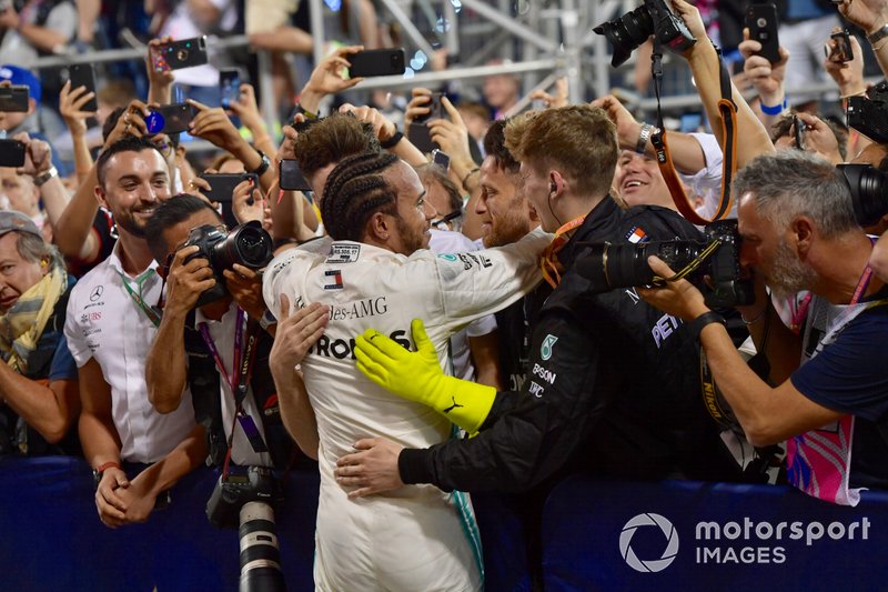 Lewis Hamilton, Mercedes AMG F1, vincitore, festeggia con il suo team