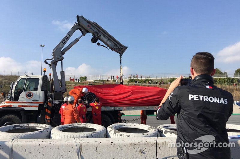 Un tecnico Mercedes fotografa la Ferrari di Vettel dopo lo stop per un problema elettrico sull SF90