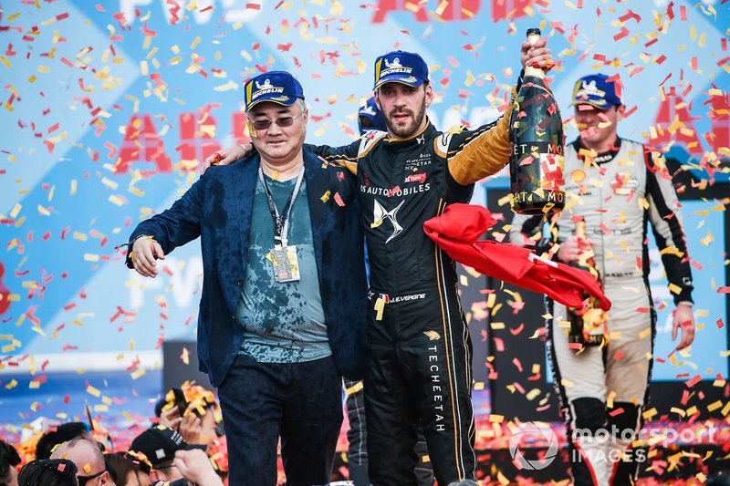 Jean-Eric Vergne, DS TECHEETAH, celebrates with a team representative on the podium
