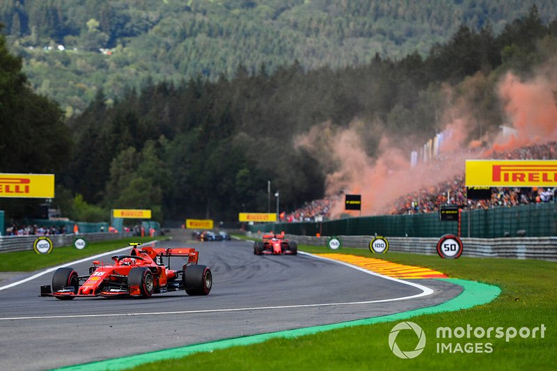 Charles Leclerc, Ferrari SF90, precede Sebastian Vettel, Ferrari SF90, nel giro di formazione