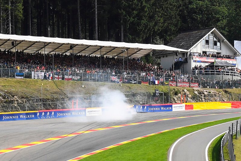 Max Verstappen, Red Bull Racing RB15, choca en Eau Rouge