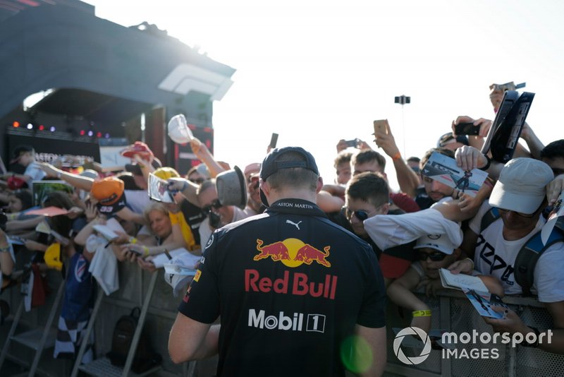 Max Verstappen, Red Bull Racing firma un autografo