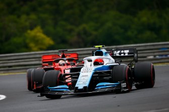 Robert Kubica, Williams FW42, precede Sebastian Vettel, Ferrari SF90
