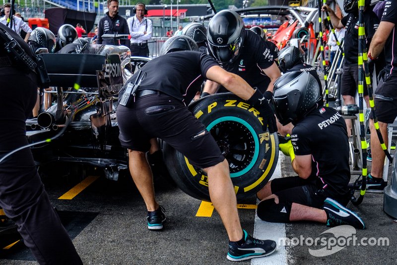 Механики Mercedes AMG F1 отрабатывают пит-стоп
