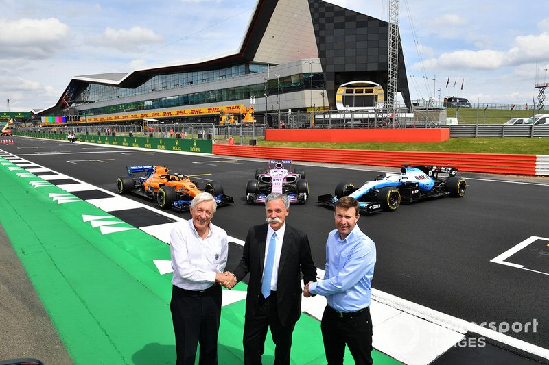 John Grant, presidente del BRDC, Chase Carey, presidente de la Formula 1 y Stuart Pringle, director general de Silverstone con el McLaren MCL34, Racing Point RP19 y Williams Racing FW42