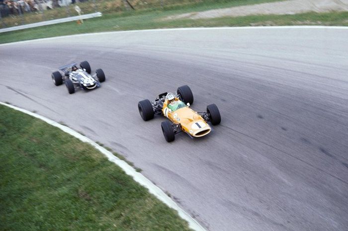 Denny Hulme, McLaren Cosworth M7A, lidera Dan Gurney, Eagle Weslake T1G