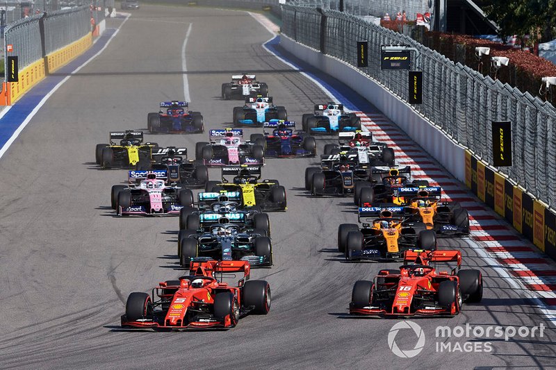 Sebastian Vettel, Ferrari SF90, precede Charles Leclerc, Ferrari SF90, Lewis Hamilton, Mercedes AMG F1 W10, Carlos Sainz Jr., McLaren MCL34, Valtteri Bottas, Mercedes AMG W10, Lando Norris, McLaren MCL34, e il resto delle auto all'inizio della gara