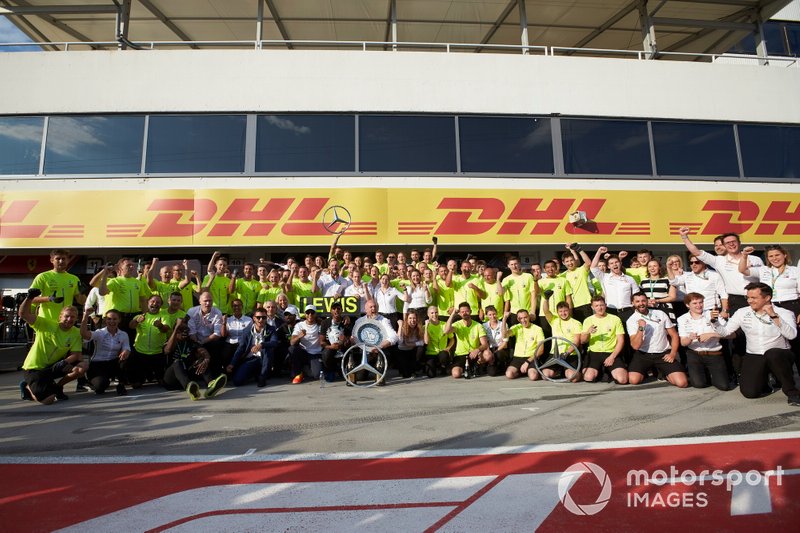 Lewis Hamilton, Mercedes AMG F1, 1st position, the Mercedes team and guests celebrate victory