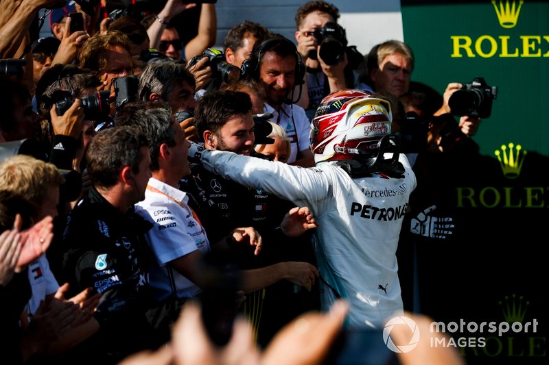 Lewis Hamilton, Mercedes AMG F1, 1ª posición, celebra la victoria con su equipo en el Parc Ferme