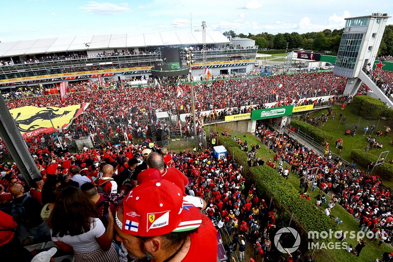 La pista diventa un mare di fan della Ferrari
