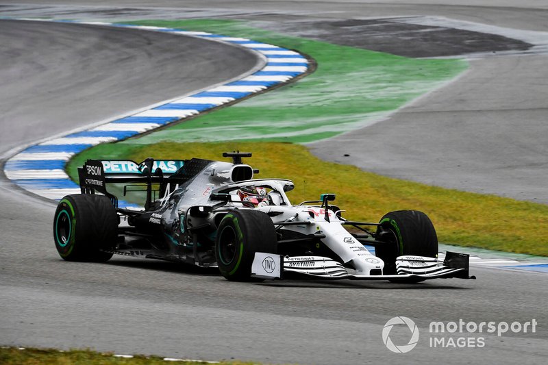 Mercedes no tenía preparados los neumáticos e hicieron que Hamilton perdiera mucho tiempo. Fue una escena impropia del equipo líder, que tardó 50.3 segundos en cambiar el morro y los neumáticos.
