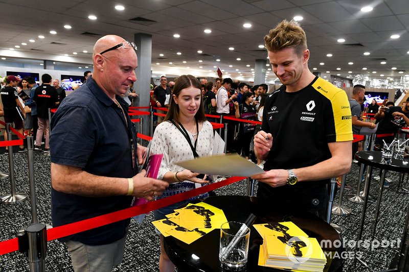 Nico Hulkenberg, Renault F1 Team firma un autografo ad un fan