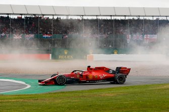 Sebastian Vettel, Ferrari SF90 nadat hij achterop Max Verstappen, Red Bull Racing RB15, inreed