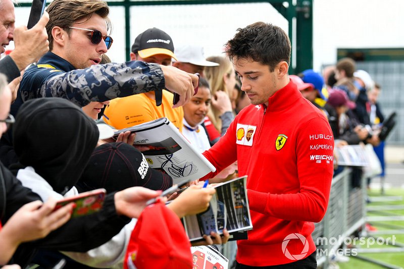 Charles Leclerc, Ferrari, firma autografi ai tifosi