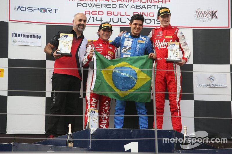 Enzo Fittipaldi e Igor Fraga com a bandeira do Brasil no pódio
