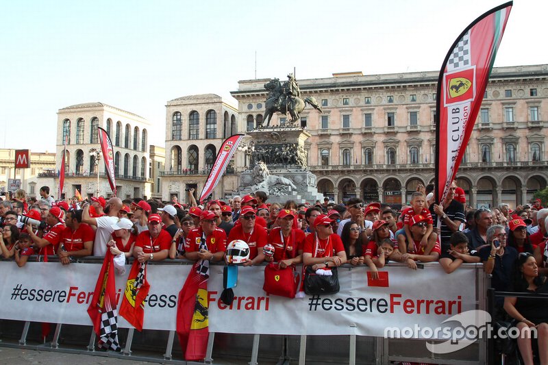 La Piazza Duomo con los fans de Ferrari