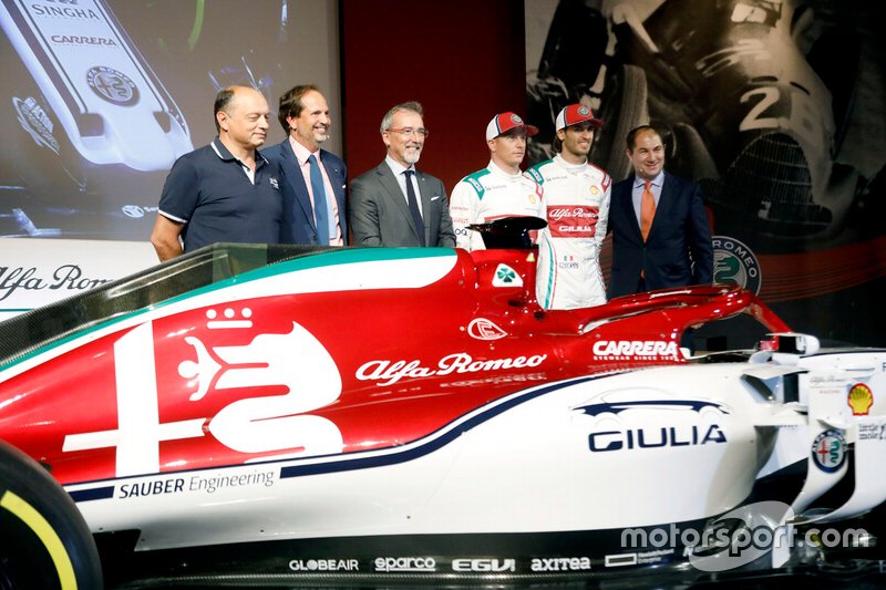 Antonio Giovinazzi, y Kimi Raikkonen con la decoración especial del Alfa Romeo Racing C38 para Monza
