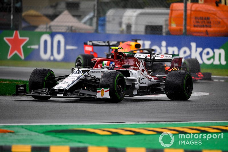 Antonio Giovinazzi, Alfa Romeo Racing C38, precede Max Verstappen, Red Bull Racing RB15