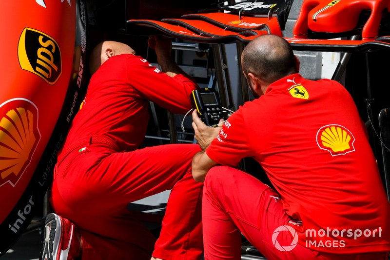 Meccanici Ferrari con un musetto della Ferrari SF90