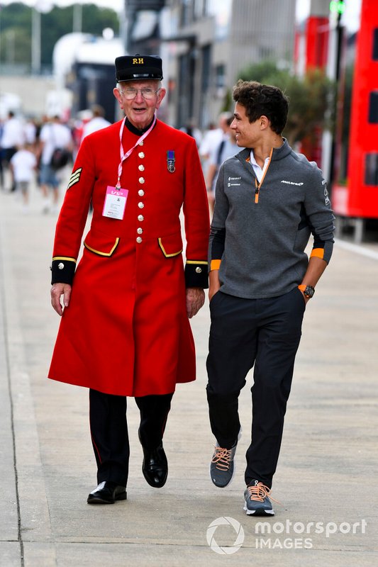 Lando Norris, McLaren in the paddock with a Chelsea Pensioner