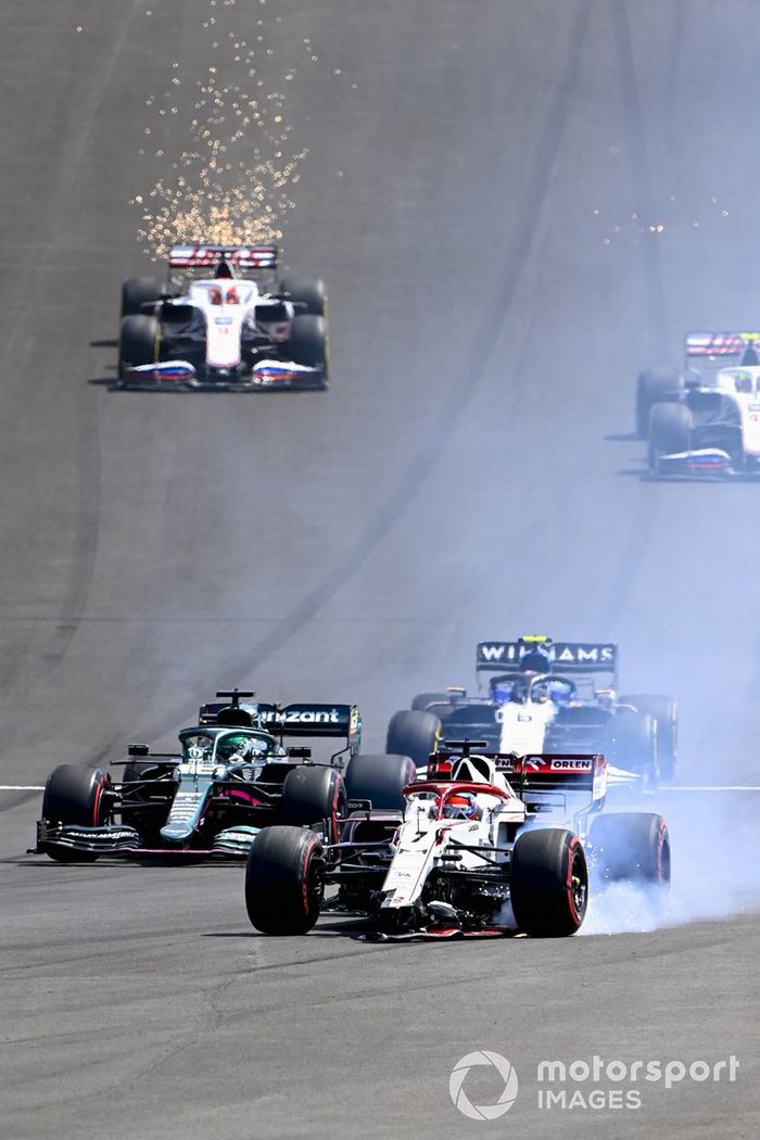 Kimi Raikkonen, Alfa Romeo Racing C41 con el alerón delantero dañado