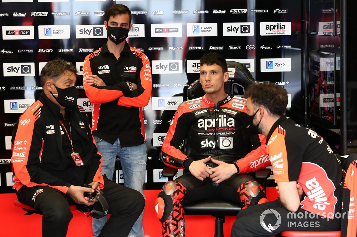 Lorenzo Savadori, Aprilia Racing Team Gresini, dans son garage avec des membres de son équipe