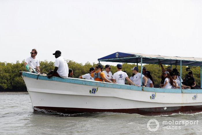 El piloto de Fórmula E Jean Eric Vergne, en el viaje en barco del proyecto Oceanium Mangrove Legacy
