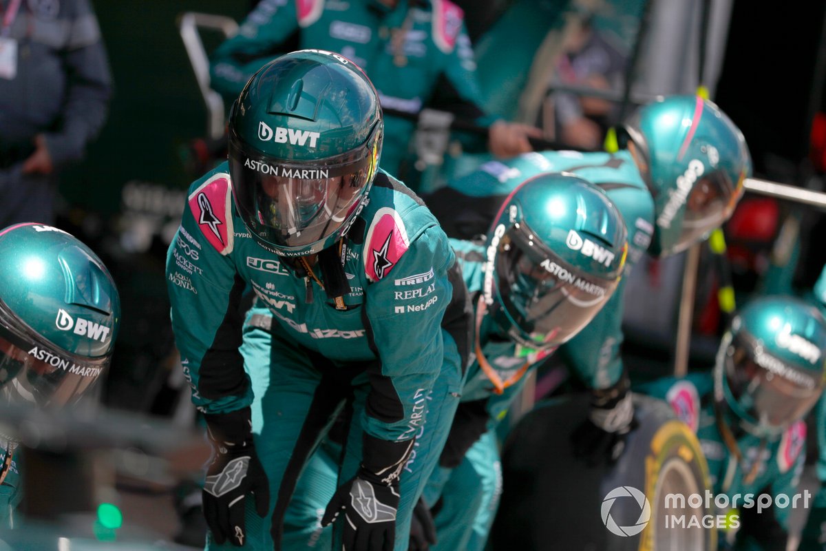 Membri del team Aston Martin si esercita con i pit stop