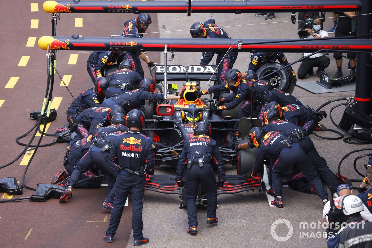 Sergio Pérez, Red Bull Racing RB16B, pit stop