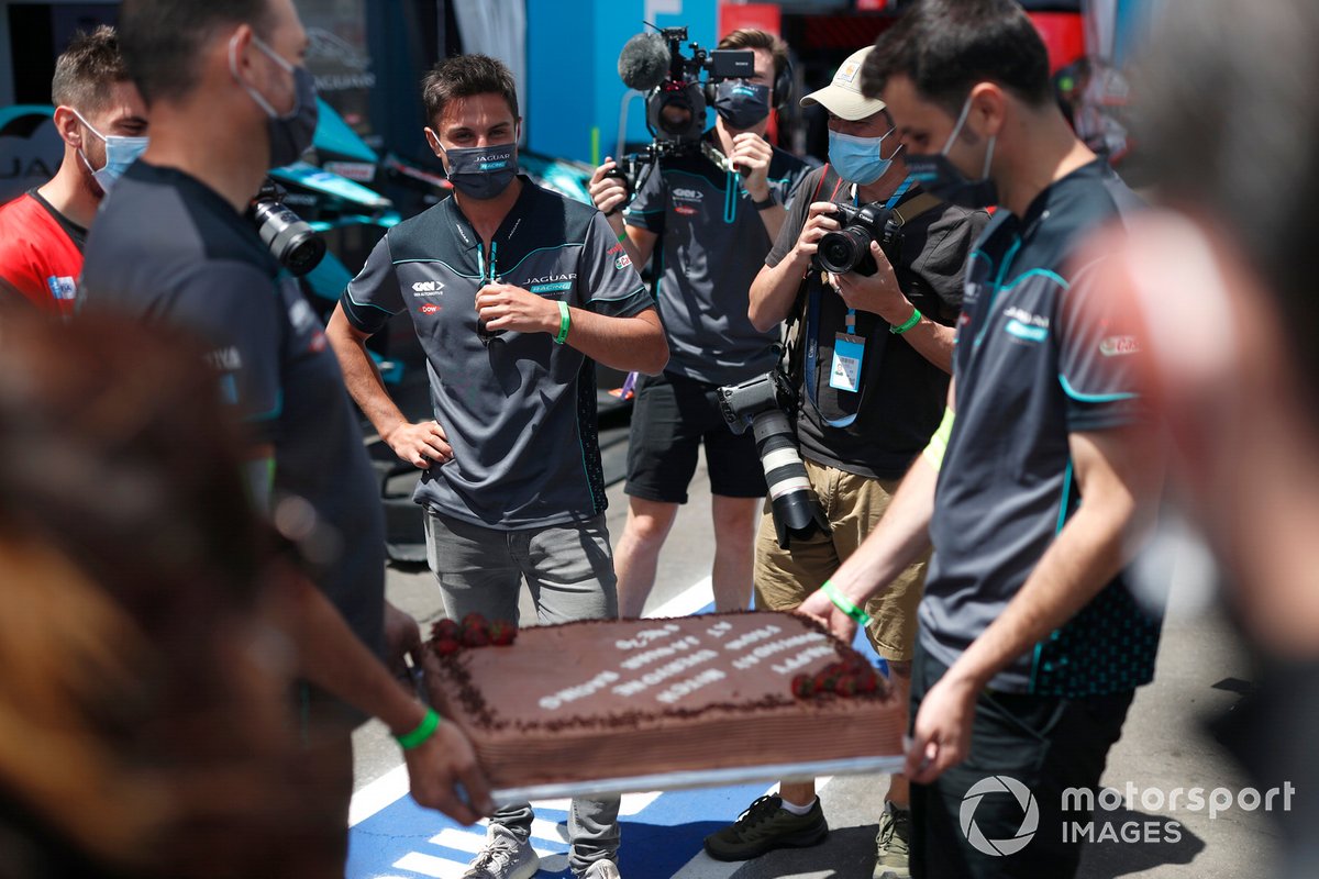 Mitch Evans, Jaguar Racing, recibiendo una tarta de cumpleaños del equipo Jaguar