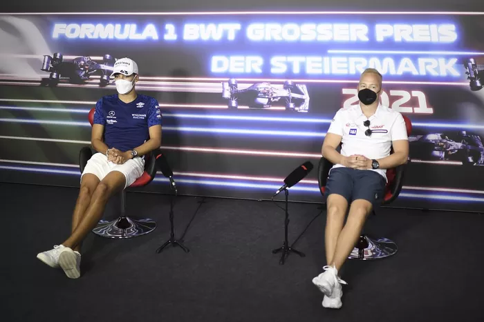 George Russell, Williams, Nikita Mazepin, Haas F1 en la conferencia de prensa