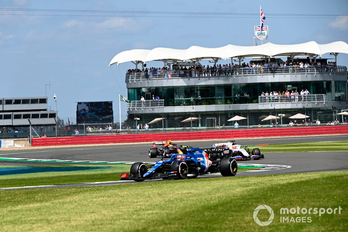 Esteban Ocon, Alpine A521, Nikita Mazepin, Haas VF-21, e Sergio Perez, Red Bull Racing RB16B