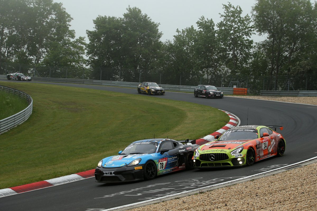 #78 Allied-Racing Porsche GT4 Cayman CS: Nicolaj Möller-Madsen, Dennis Fetzer, Luca-Sandro Trefz, , #34 Schnitzelalm Racing Mercedes-AMG GT4: Marcel Marchewicz, Marek Böckmann, Reinhold Renger, Tim Neuser