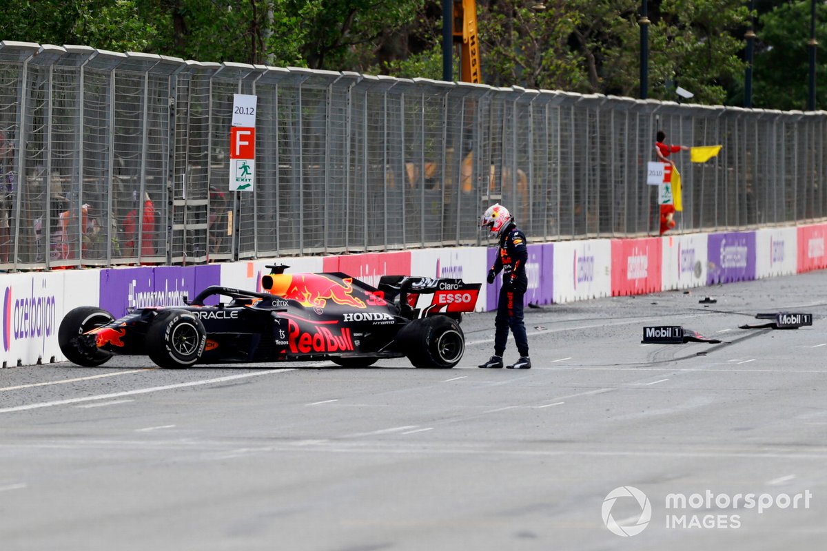 Max Verstappen, Red Bull Racing RB16B, da una patada a su coche tras estrellarse