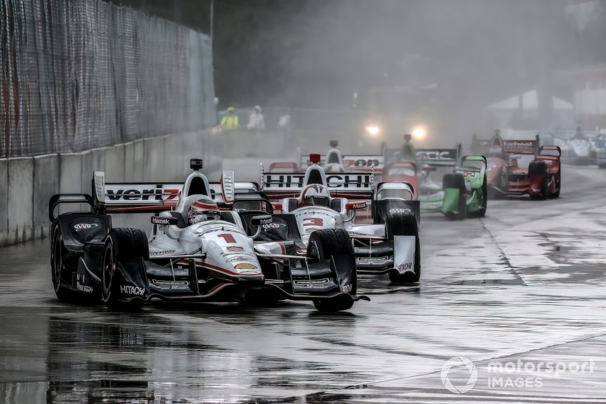 Rutscher auf Pfütze führt zu Crash mit Teamkollege Castroneves