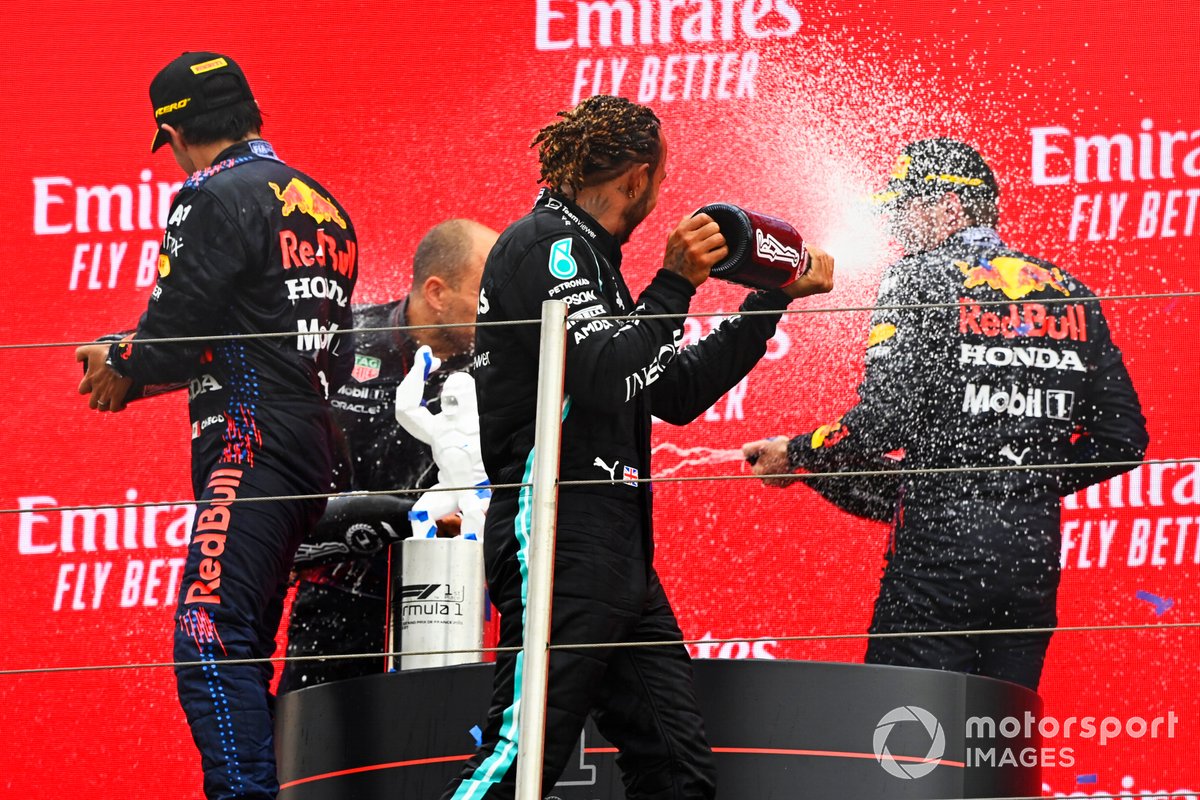 Podio: Gianpiero Lambiase, Ingeniero de carreras de Red Bull Racing, tercer lugar Sergio Pérez, Red Bull Racing, ganador de la carrera Max Verstappen, Red Bull Racing, segundo lugar Lewis Hamilton, Mercedes