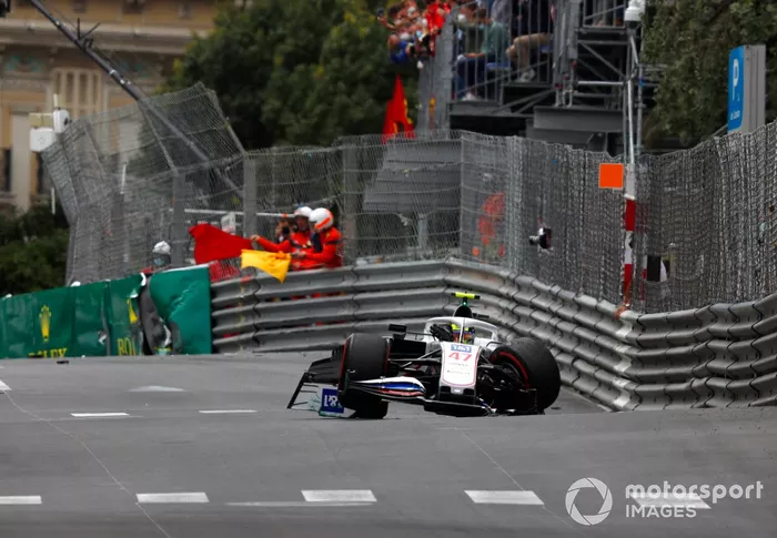 Mick Schumacher, Haas VF-21, choca en la FP3