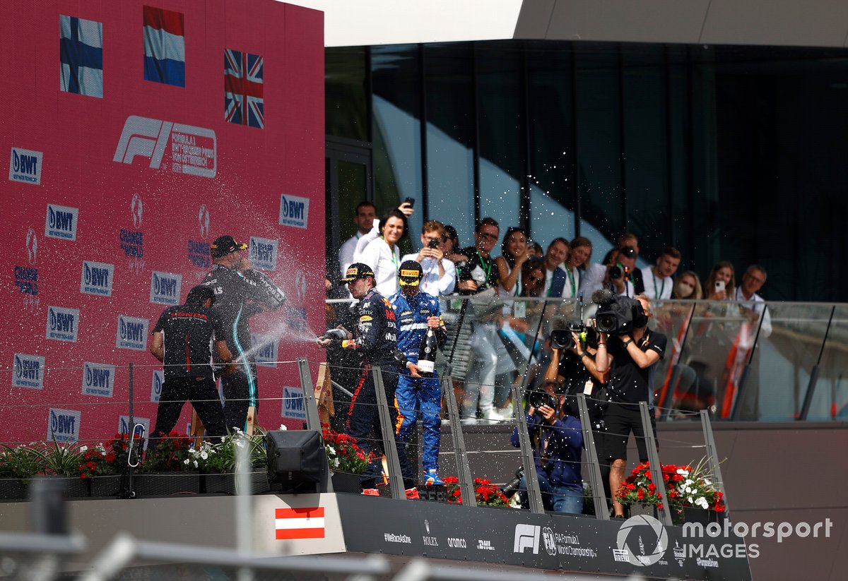 Podio: segundo lugar Valtteri Bottas, Mercedes, Toyoharu Tanabe, Director técnico F1 Honda, ganador Max Verstappen, Red Bull Racing , tercer lugar Lando Norris, McLaren