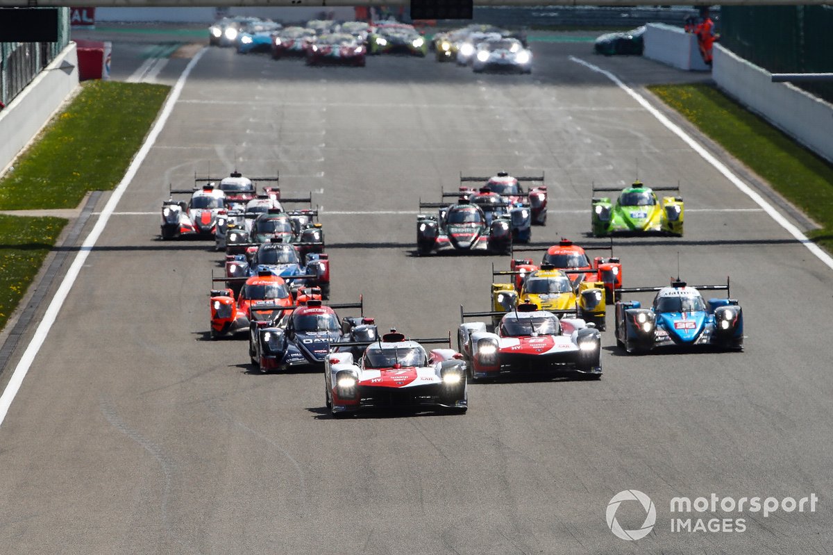 Arrancada #7 Toyota Gazoo Racing Toyota GR010 - Hybrid: Mike Conway, Kamui Kobayashi, José María López líder #8 Toyota Gazoo Racing Toyota GR010 - Hybrid: Sebastien Buemi, Kazuki Nakajima, Brendon Hartley