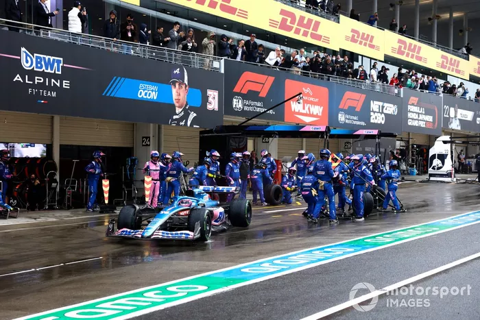 Fernando Alonso, Alpine A522, sale de boxes