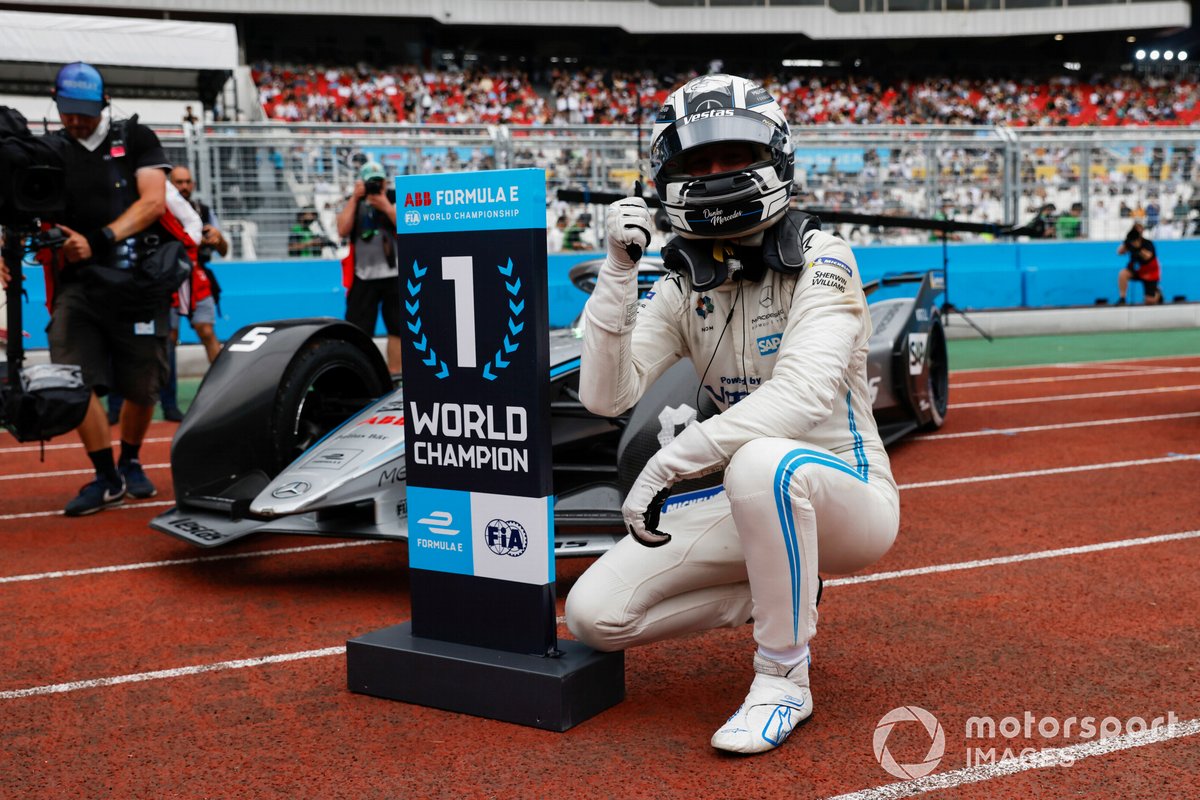 Stoffel Vandoorne, Mercedes-Benz EQ, 2° posizione, festeggia all'arrivo in Parco chiuso dopo aver conquistato il titolo di campione del mondo