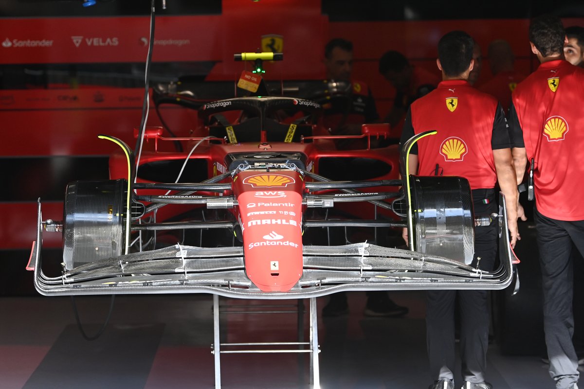 Detalle del nosecone y del alerón delantero del Ferrari F1-75