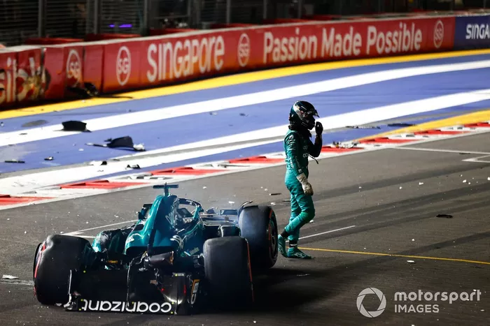Lance Stroll, Aston Martin AMR23, se aleja de su coche gravemente dañado tras un accidente al final de la Q1.