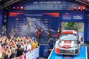 Podio: Ganadores Elfyn Evans, Scott Martin, Toyota Gazoo Racing WRT Toyota GR Yaris Rally1, segundo lugar Thierry Neuville, Martijn Wydaeghe, Hyundai World Rally Team Hyundai i20 N Rally1, tercer lugar Takamoto Katsuta, Aaron Johnston, Toyota Gazoo Racing