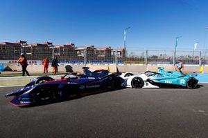 Tom Dillmann, NIO Formula E Team, NIO Sport 004, crashes into Robin Frijns, Envision Virgin Racing, Audi e-tron FE05, in the pit lane