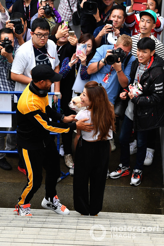 Lewis Hamilton, Mercedes AMG F1 un fan con un perro