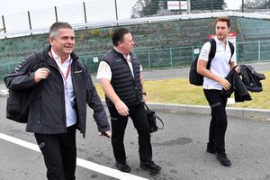 Gil De Ferran, directeur sportif de McLaren, Zak Brown, PDG de McLaren Racing et Stoffel Vandoorne, McLaren 